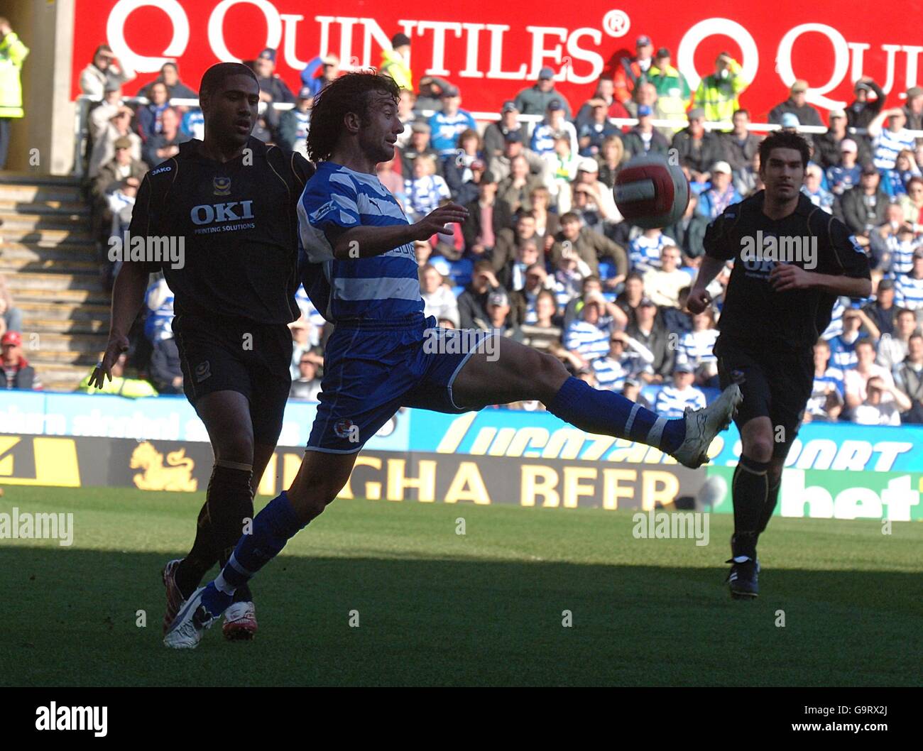 Fußball - FA Barclays Premiership - Reading V Portsmouth - Madejski Stadium. Stephen Hunt von Reading kontrolliert den Ball unter dem Druck von Glen Johnson von Portsmouth Stockfoto
