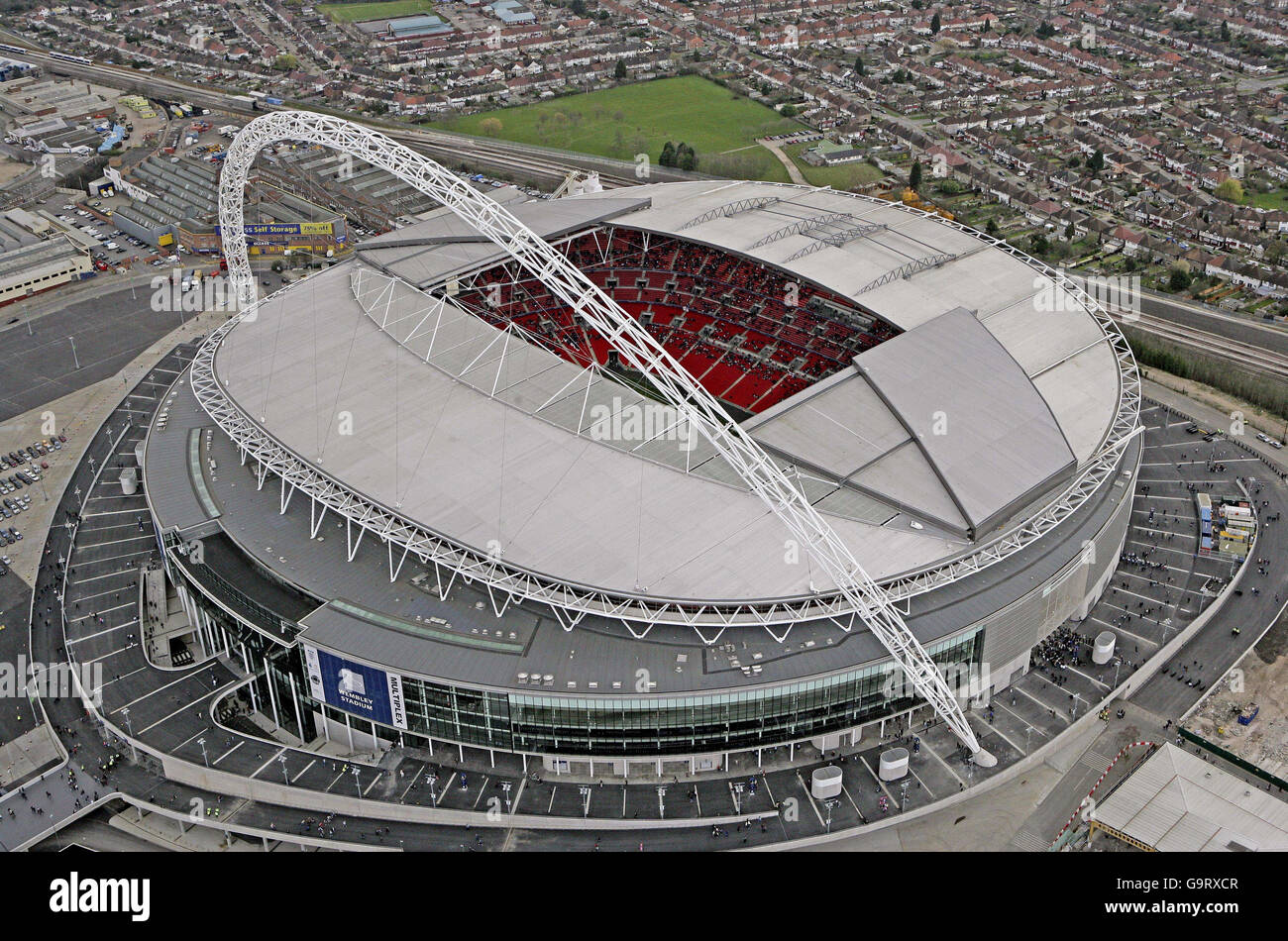 Das neue Wembley-Stadion aus der Luft während des Geoff Thomas Foundation Charity VI-Spiels gegen die Wembley Sponsors Allstars, dem ersten Event des neuen Stadions. Stockfoto