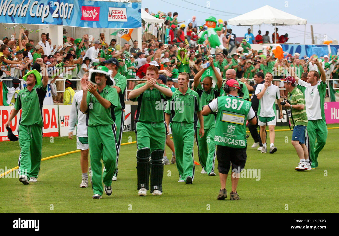 Der irische Batsman Niall O'Brien in Aktion, während Irland Pakistan im zweiten Spiel der ICC Cricket World Cup 2007, Gruppe C Spiel im Sabina Park, Kingston, Jamaika, in den Kampf nimmt. Stockfoto