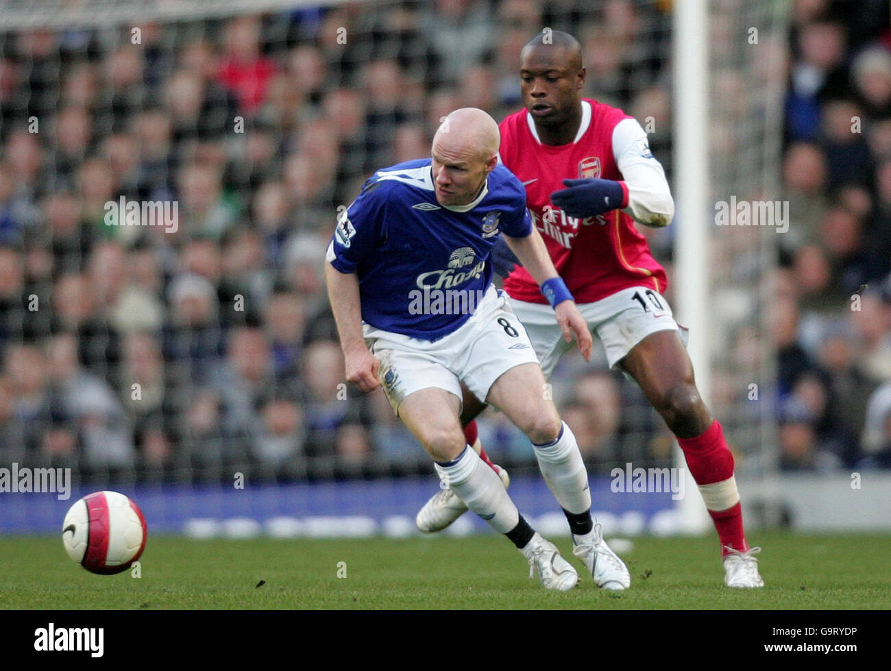 Evertons Andrew Johnson konkurriert mit Arsenals William Gallas während des FA Barclays Premiership Spiels im Goodison Park, Liverpool. Stockfoto