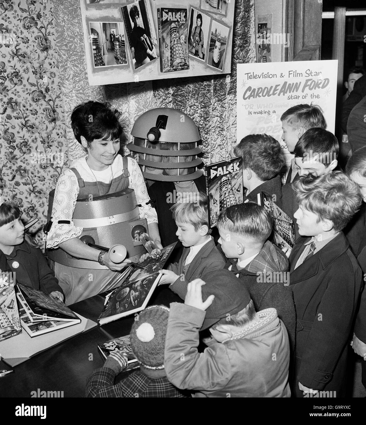 Carole Ann Ford, die Susan in Dr Who spielt, Autogramme für einige Kinder im Geschäft von Gamage in Holborn. Sie zeigt auch ein kindbetriebenes Dalek-Spielzeug. Stockfoto