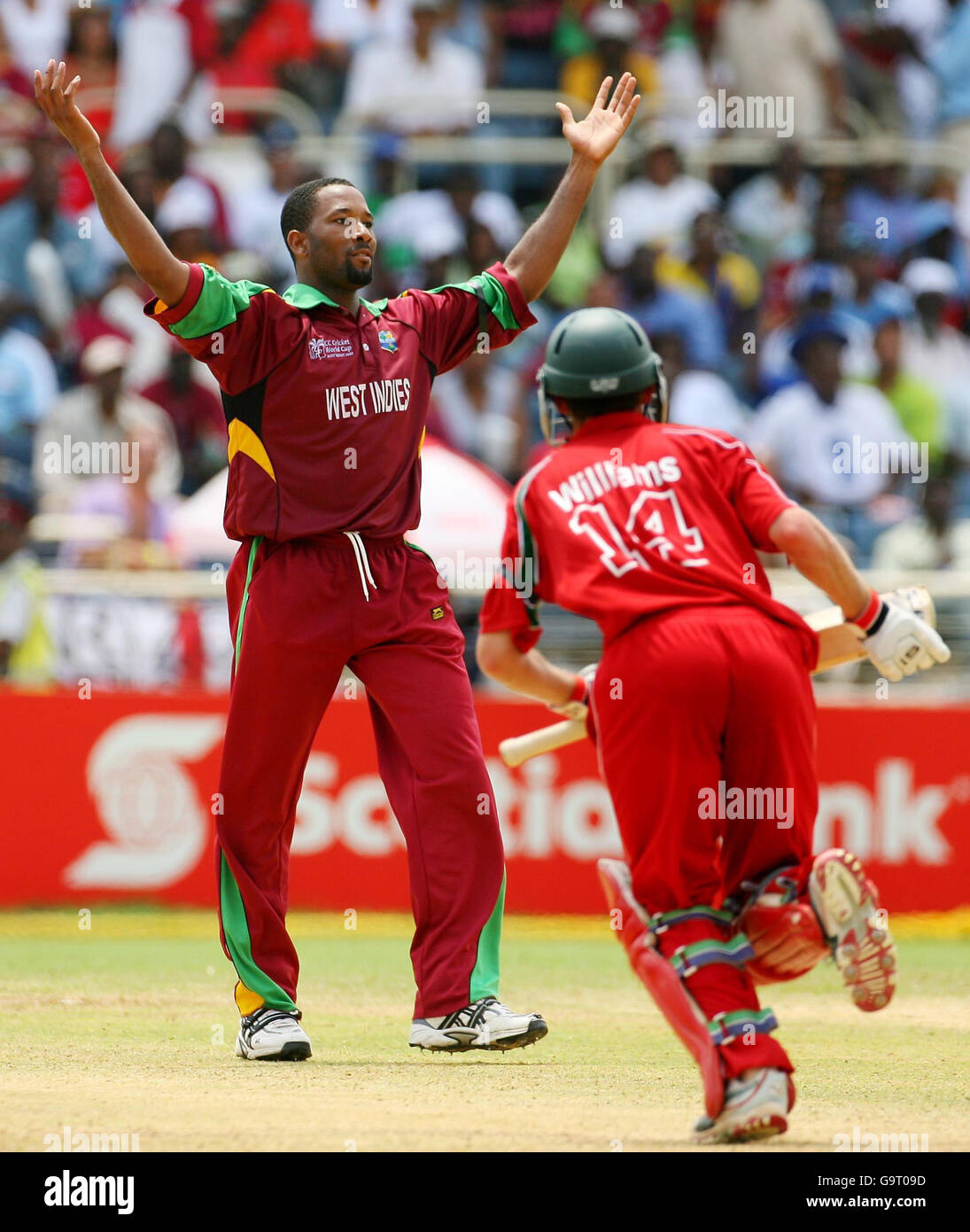 West Indies-Bowler Corey Collymore hebt sich frustriert über einen abgeworfenen Fang durch den Schläger von Sean Williams während des zweiten Gruppe-D-Spiels ihrer ICC Cricket World Cup-Kampagne im Sabina Park in Kingston, Jamaika. Stockfoto