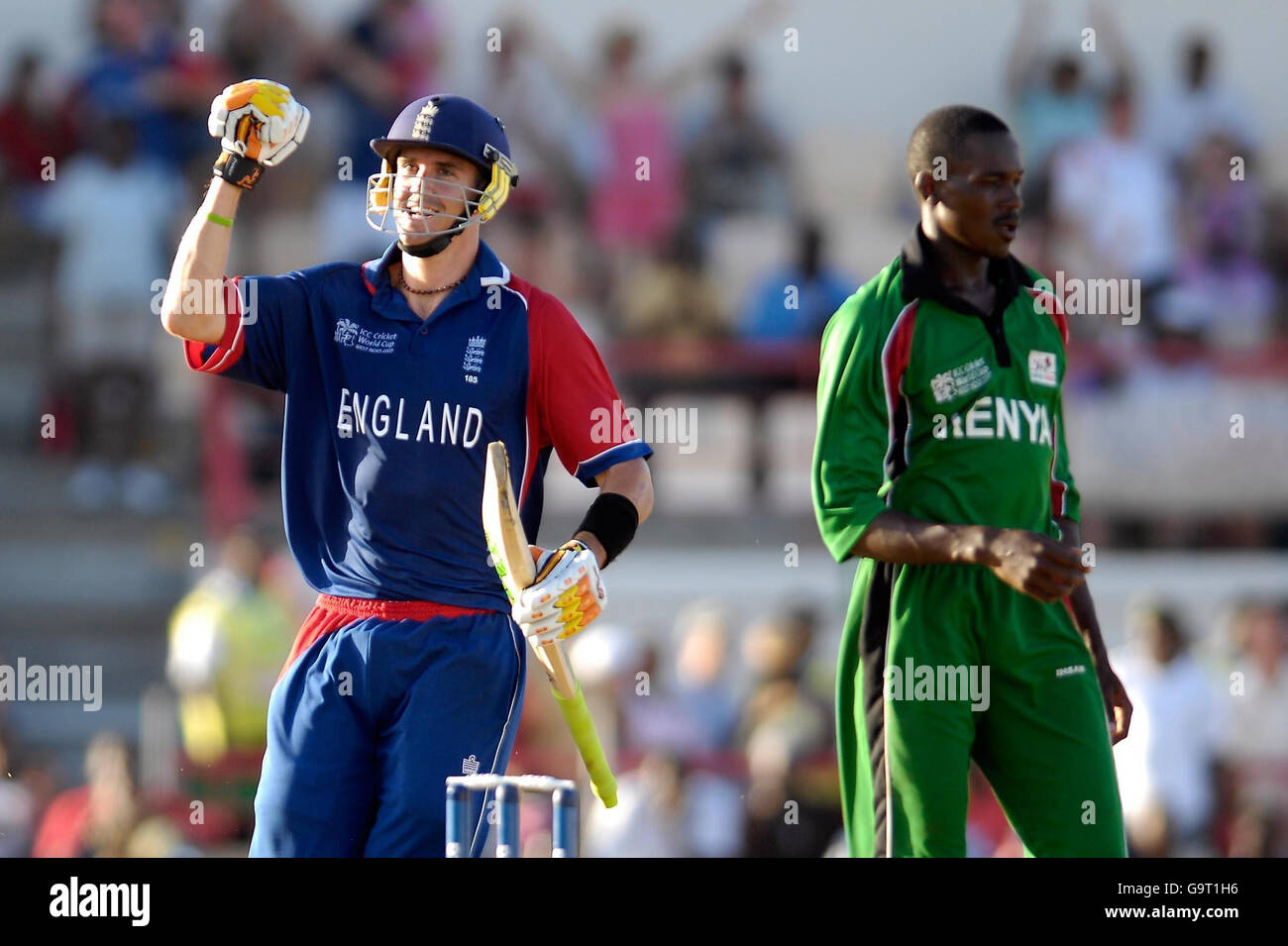 Der englische Kevin Pietersen feiert den Sieg, nachdem er beim Spiel der ICC Cricket World Cup 2007 im Beausejour Stadium, Gros Islet, St. Lucia, den Lauf gewonnen hat. Stockfoto