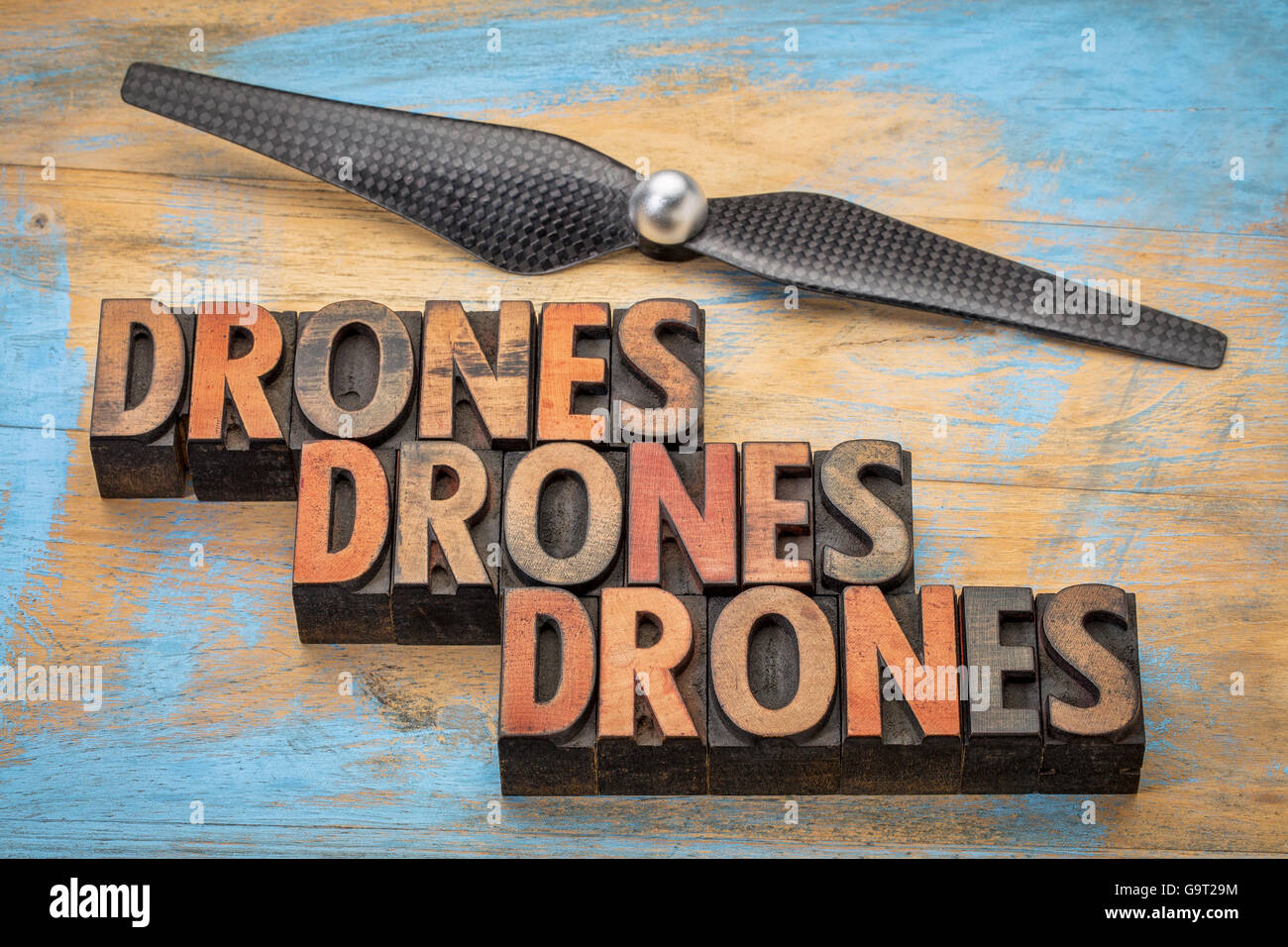 Zusammenfassung der Wörter in Vintage Buchdruck Holzart Drohnen mit einer Drohne Propeller - neue Technologie Flugzeugkonzept Stockfoto
