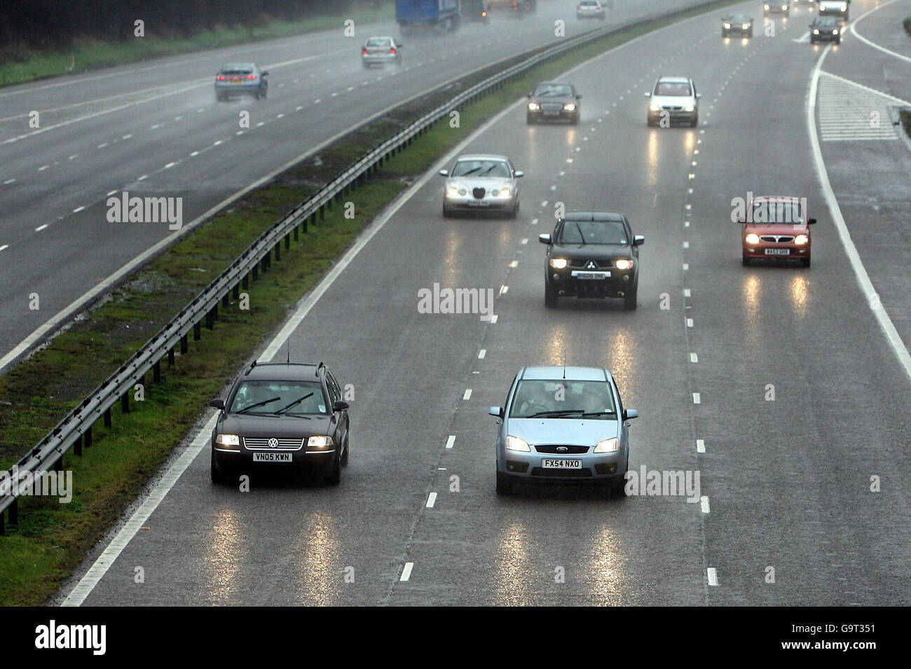 An regnerischen Tagen fährt der Verkehr auf der M5 in Somerset. Stockfoto