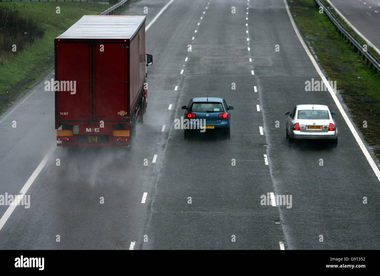 An regnerischen Tagen fährt der Verkehr auf der M5 in Somerset. Stockfoto
