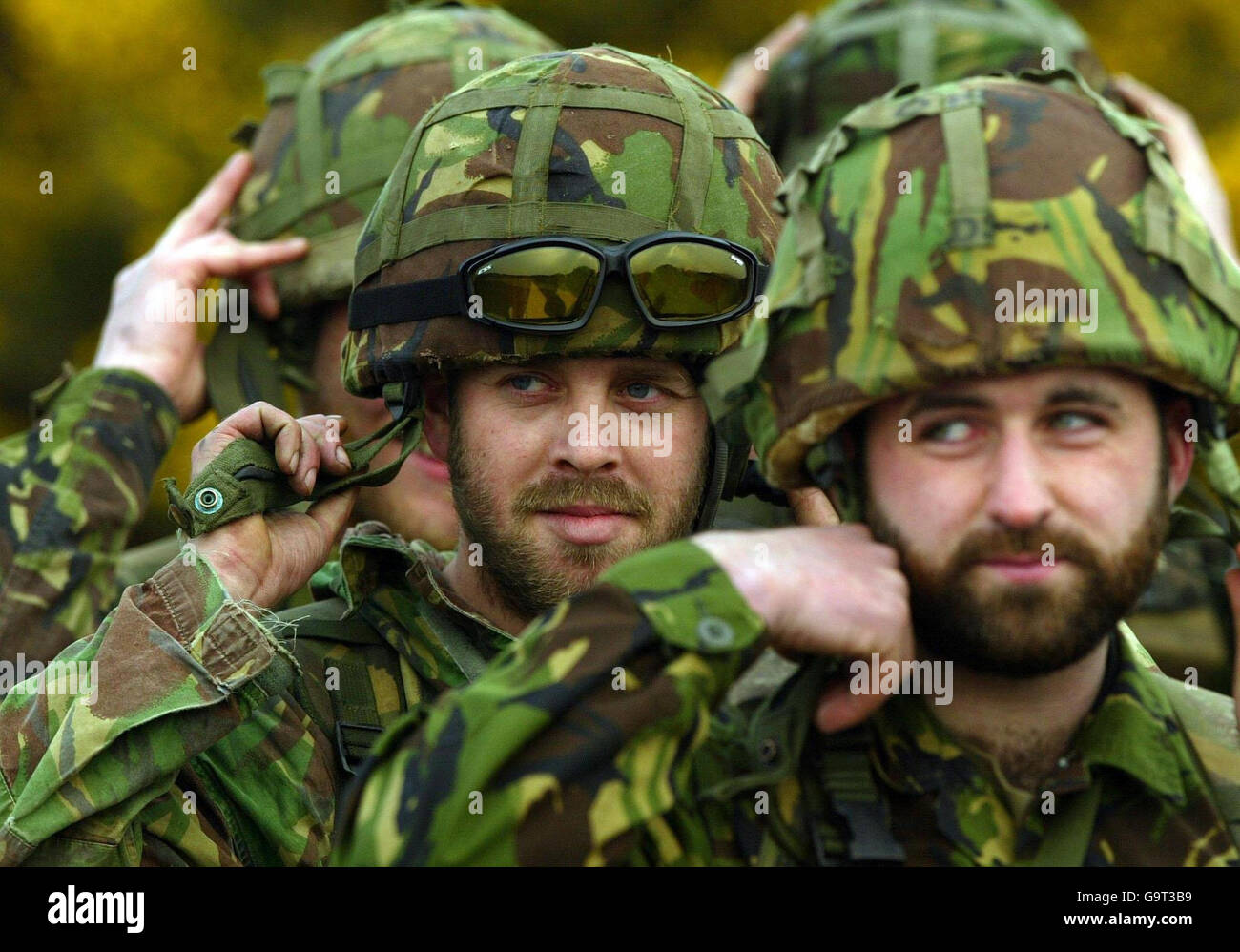 Senior Aircraftsmen Robert Fleming aus Glasgow (Front) und SAC John Clarkson aus Plymouth während der Ausbildung bei RAF Lossiemouth, Schottland, vor ihrem Einsatz in Afghanistan im April 2007. Stockfoto