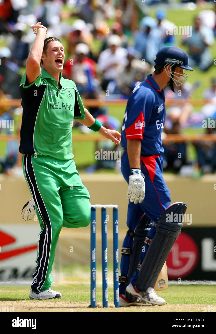 Irlands Boyd Rankin (links) feiert das Bestehen des englischen Hauptmanns Michael Vaughan während des ICC Cricket World Cup Super Eights-Spiels im Guyana National Stadium, Georgetown, Guyana. Stockfoto