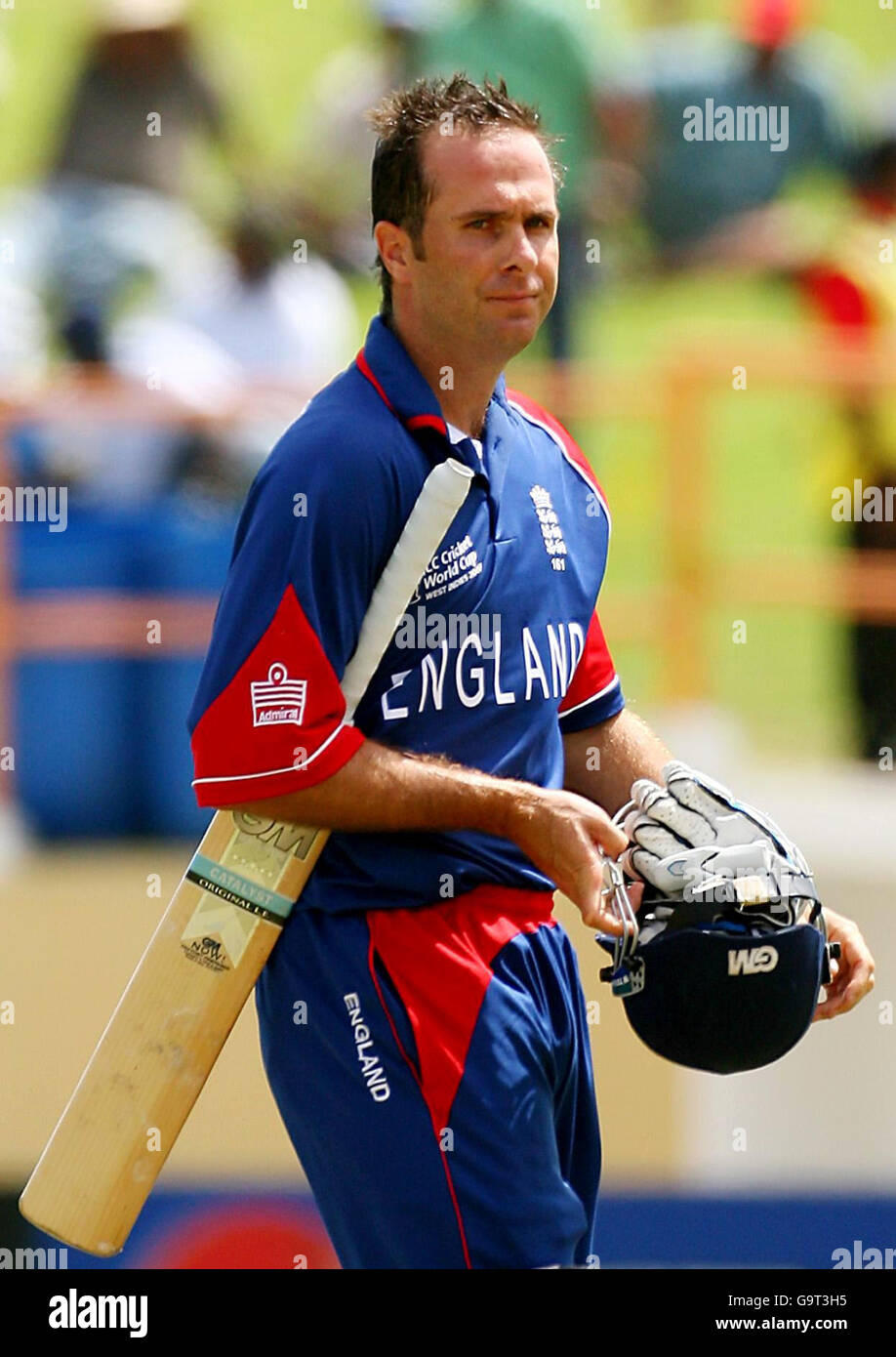 Der englische Kapitän Michael Vaughan verlässt das Feld, nachdem er während des ICC Cricket World Cup Super Eights-Spiels im Guyana National Stadium, Georgetown, Guyana, sein Wicket verloren hat. Stockfoto