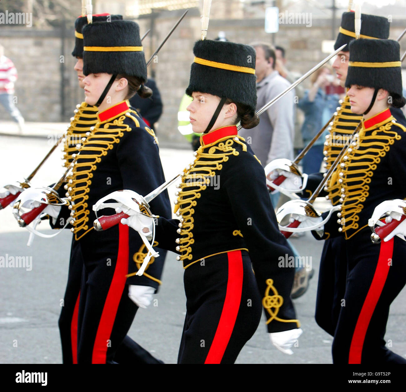 Einige der ersten Soldatinnen, die am Windsor-Kasal Wache aufzogen, marschieren mit der Königstruppe Royal Horse Artillery zum Schloss. Stockfoto