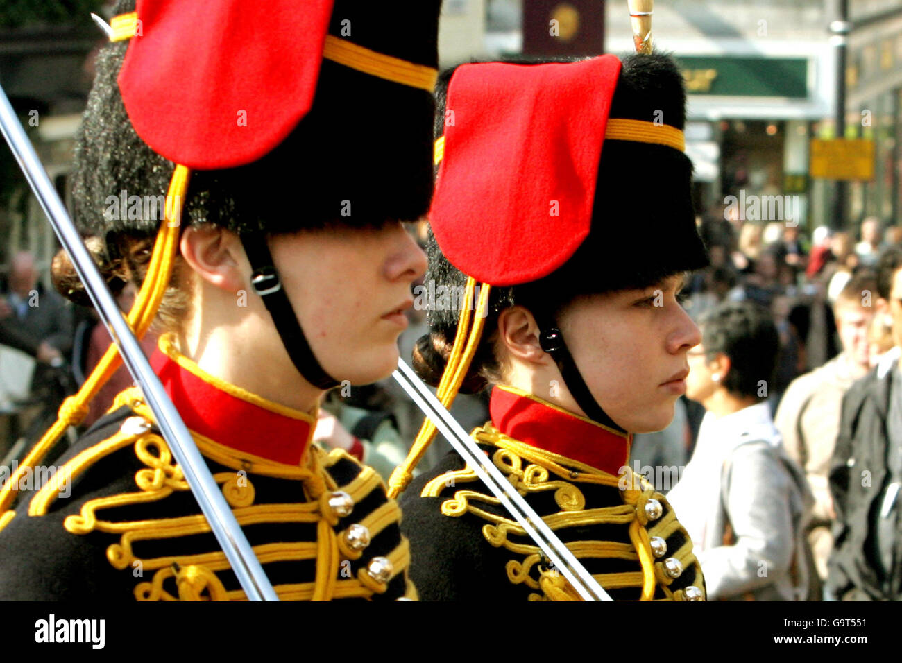 Zwei der ersten Soldatinnen, die am Windsor-Kasal Wache aufzogen, marschieren mit der Königstruppe Royal Horse Artillery zum Schloss. Stockfoto