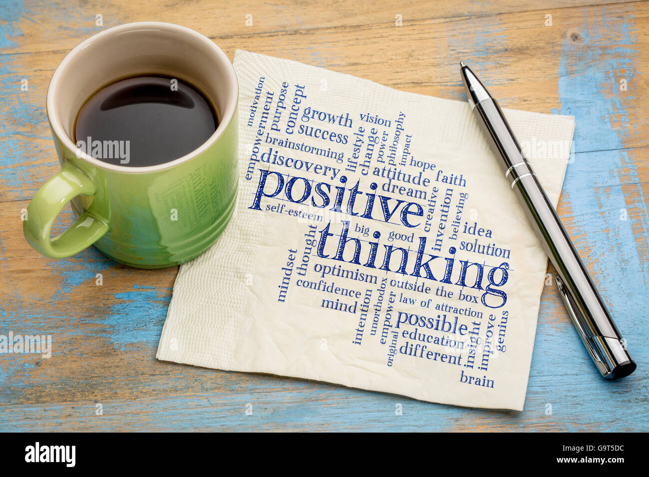positives Denken Wortwolke - Handschrift auf einer Serviette mit einer Tasse Espressokaffee Stockfoto
