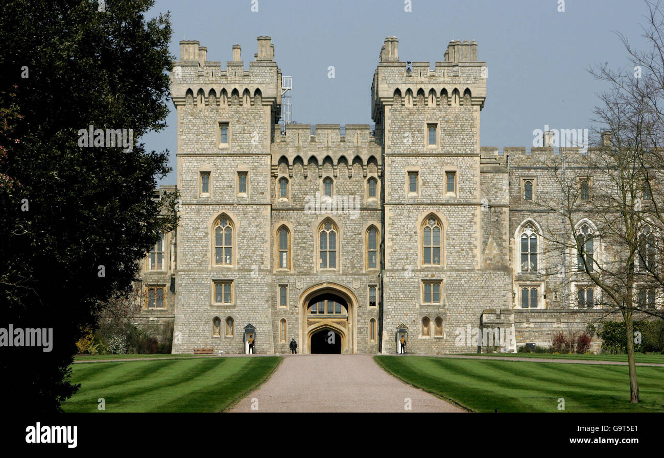 Soldatinnen bewachen Schloss Windsor. Windsor Castle von der langen Wanderung aus gesehen. Stockfoto