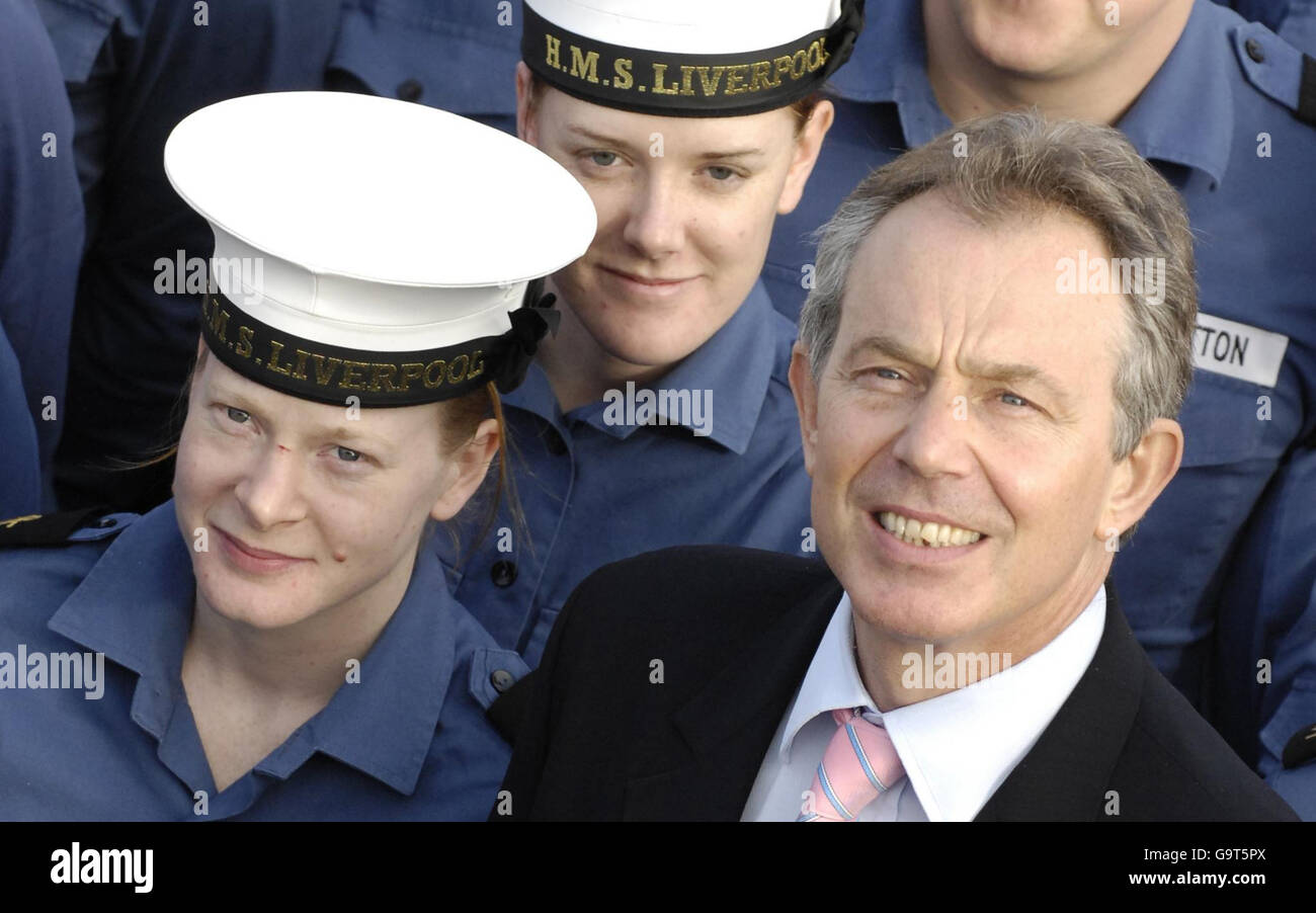 Premierminister Tony Blair (unten rechts) bei einem Besuch der HMS Liverpool im Rosyth Dock Yard, Fife, Schottland. Stockfoto