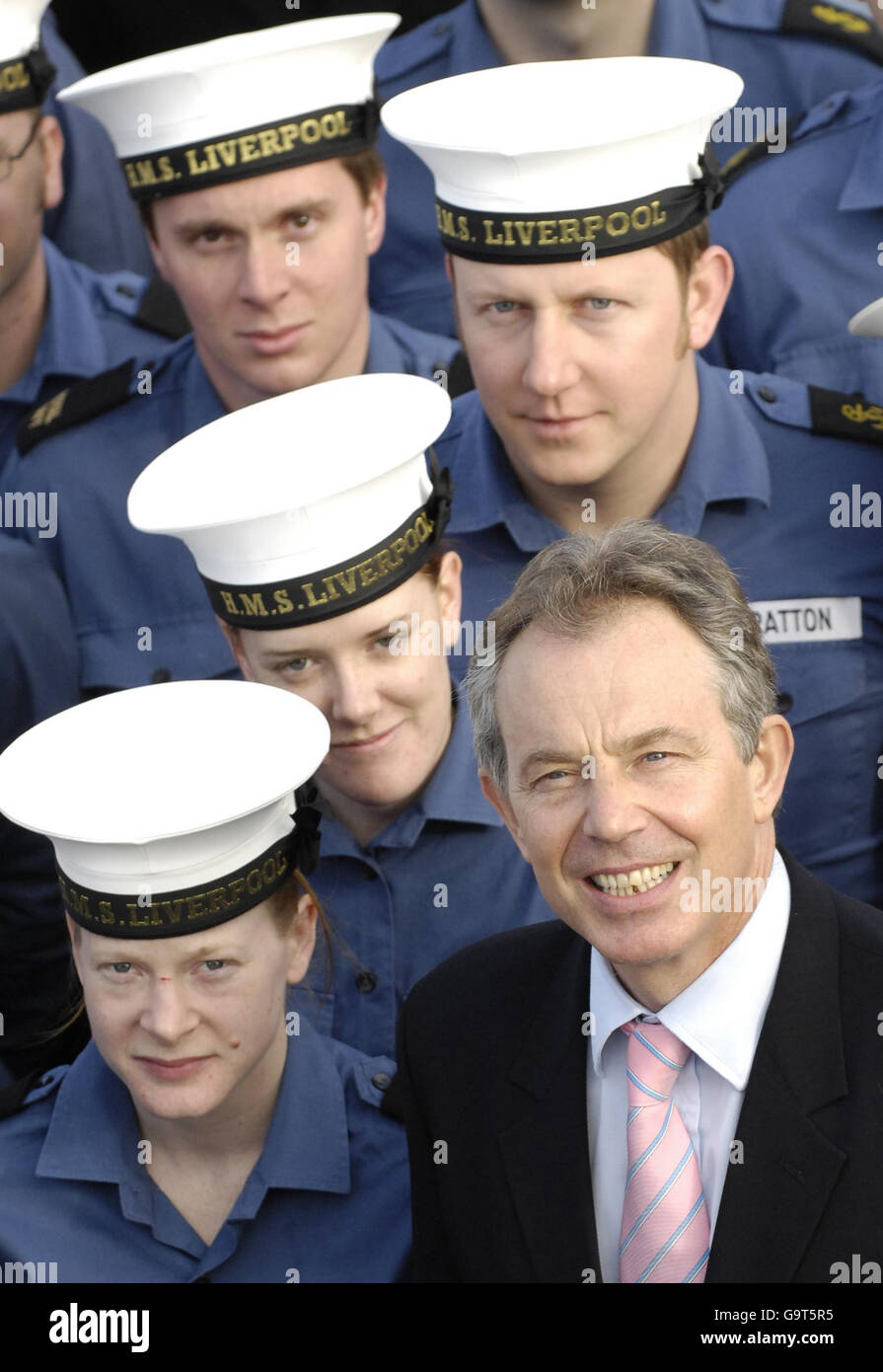 Premierminister Tony Blair (unten rechts) bei einem Besuch der HMS Liverpool im Rosyth Dock Yard, Fife, Schottland. Stockfoto