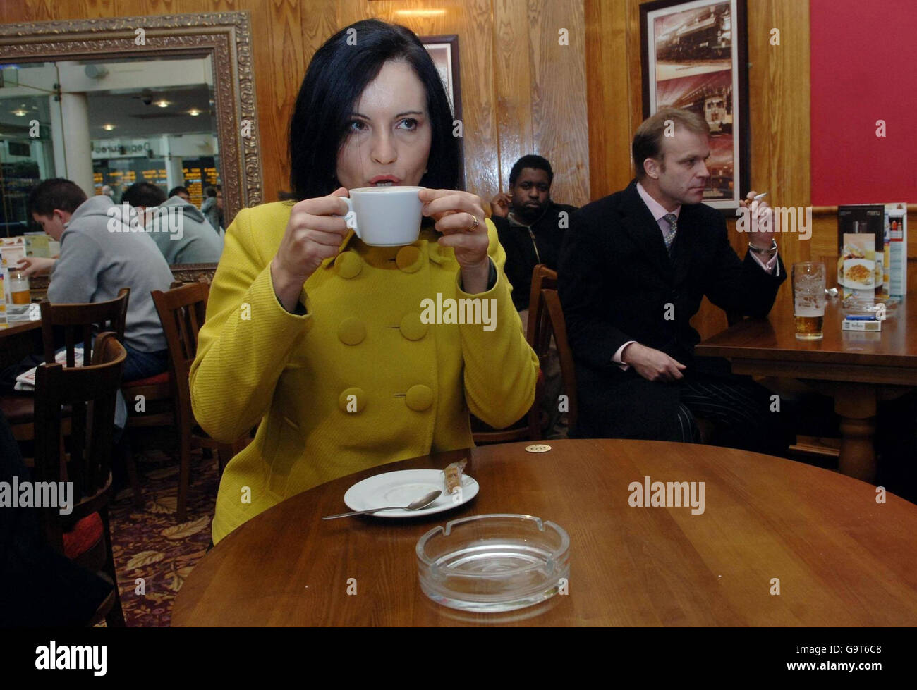 Gesundheitsministerin Caroline Flint in einem Pub in Londons Victoria Station. Stockfoto