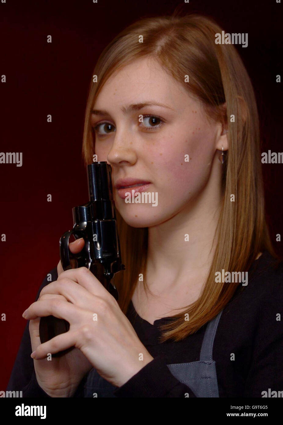 Bonhams Porter Anna Austen Holds A Colt Python 357 Fotos Und