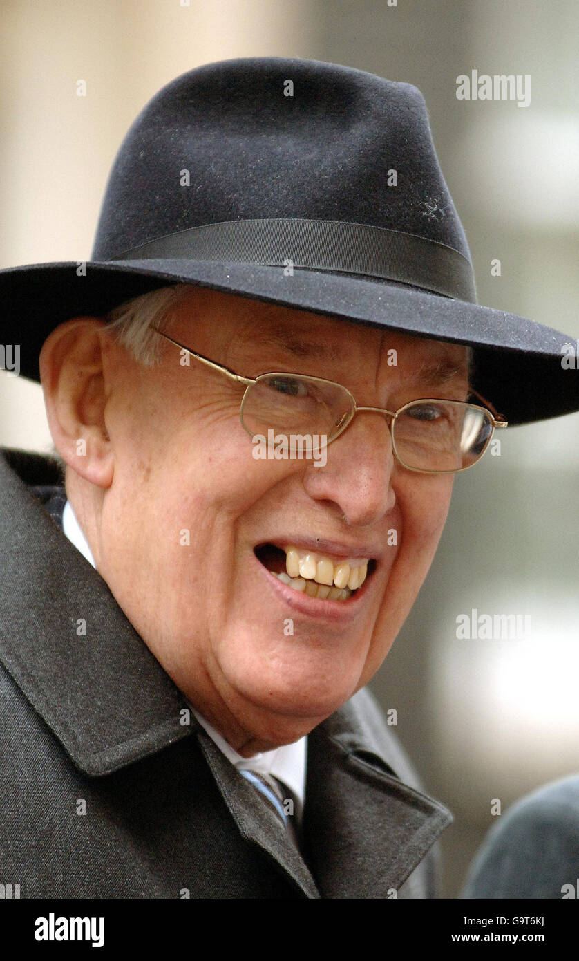 Der RT Rev Ian Paisley spricht heute Nachmittag in Downing Street, London, mit den Medien über die neue Finanzierung für Ulster. Stockfoto