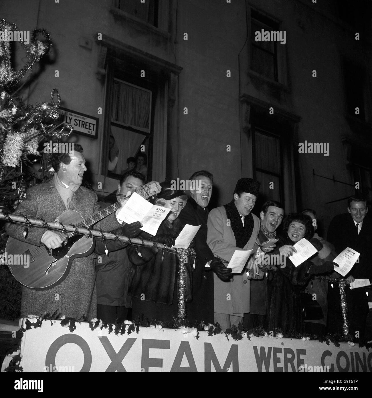 Sternen erweisen sich für Weihnachtslieder zugunsten von Oxfam Stockfoto