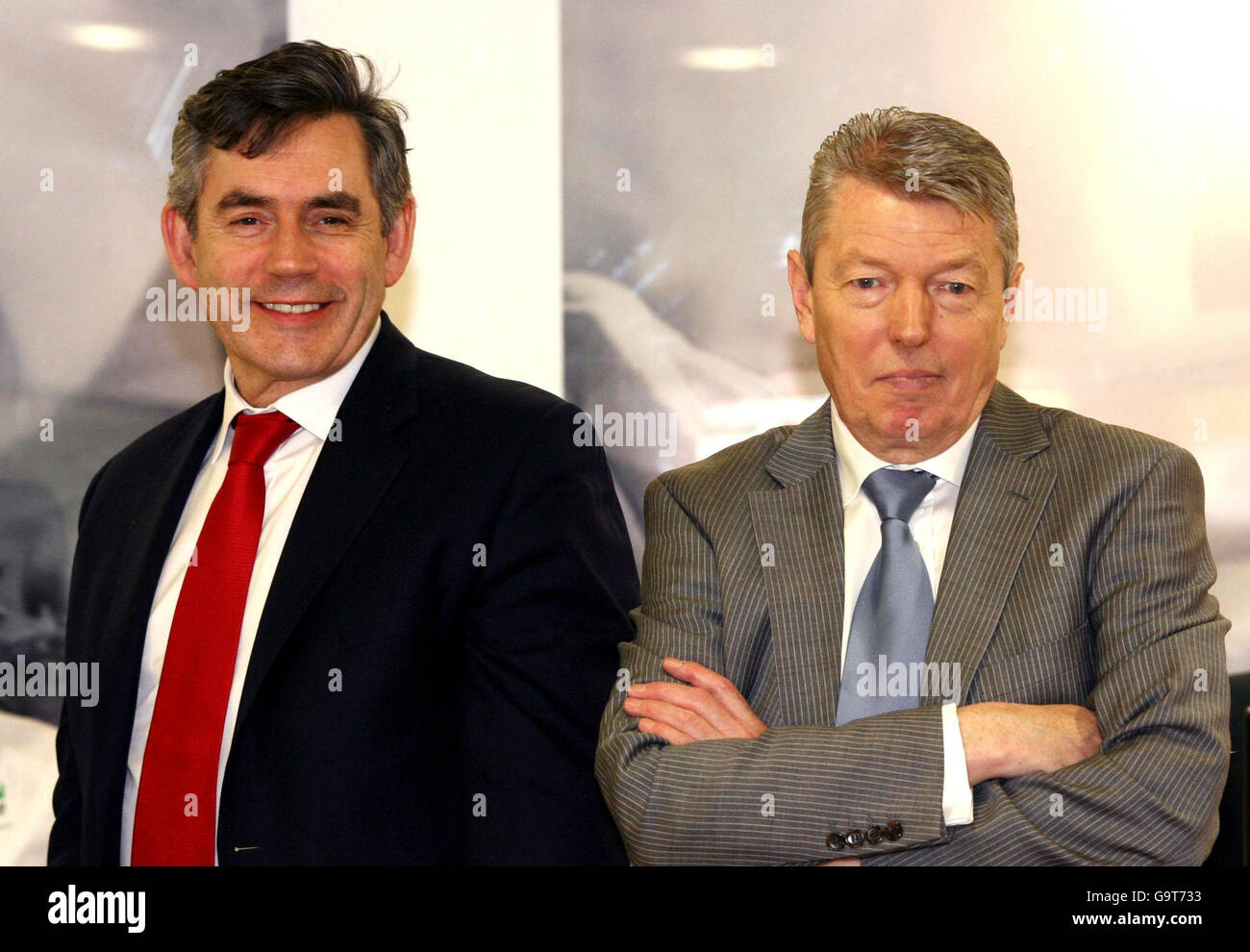Der britische Bundeskanzler Gordon Brown (links) und der Staatssekretär für Bildung und Fertigkeiten Alan Johnson beobachten Schüler bei einer Kochausbildung am Lewisham College in London. Stockfoto
