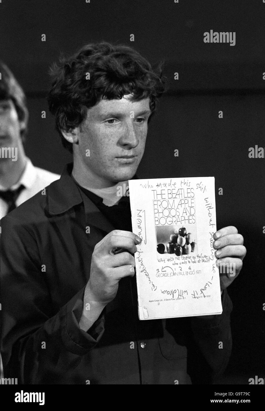 9,000 wurde bei Sotherby's als Fans der Fab bezahlt Vier gaben wild darauf aus, Erinnerungsstücke für ihre Idole zu gewinnen Stockfoto