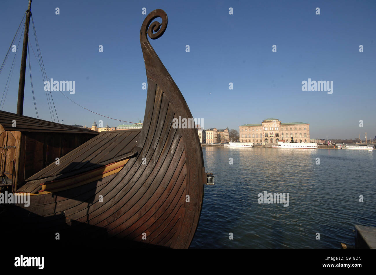 Ein wikinger-Langboot über die Norrstrommen ist Stockholms Nationalmuseum Stockfoto