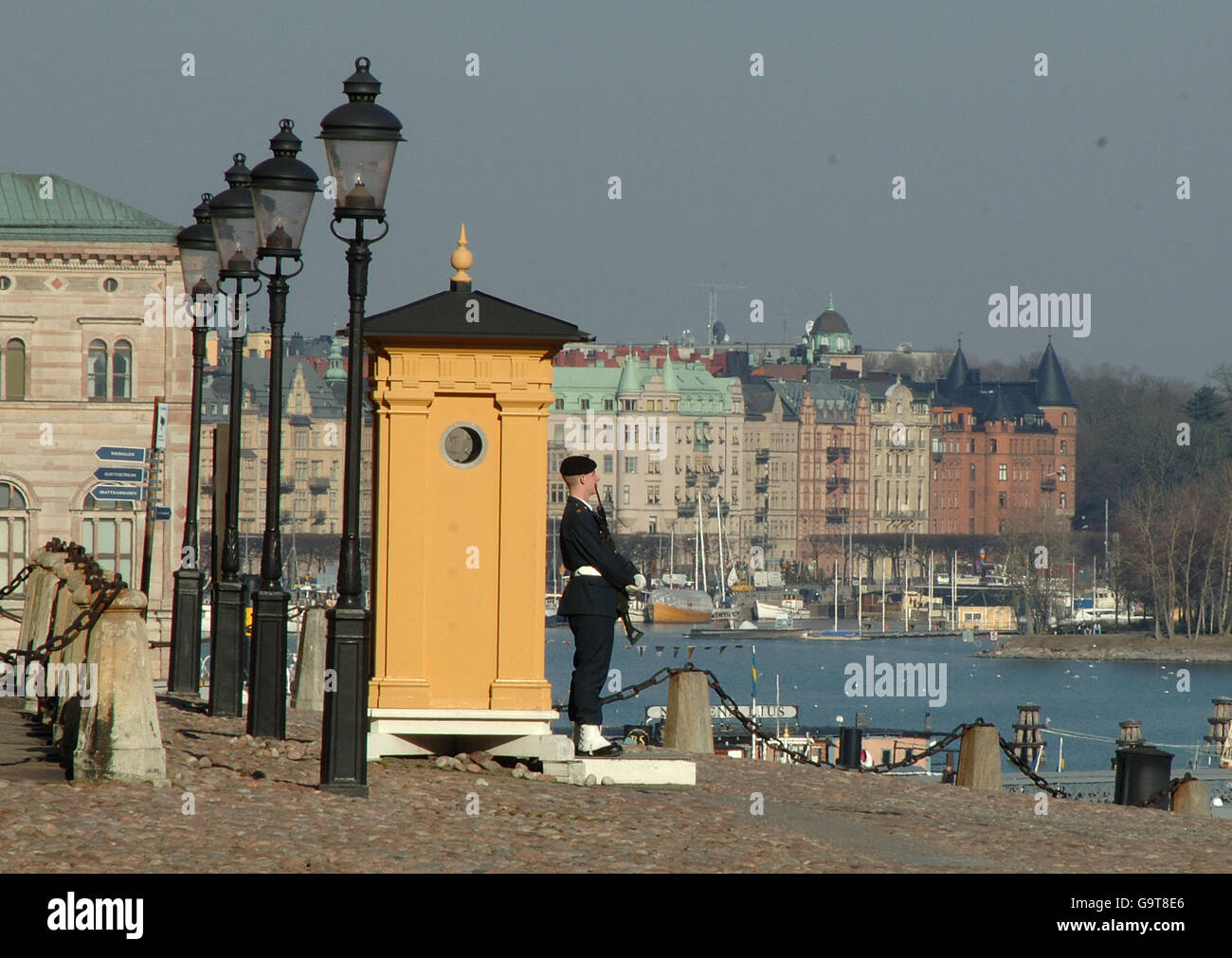 Reisestab - Stockholm - Schweden. Ein Soldat im Wachdienst vor dem Königspalast auf Stockholms Gamla Stan Stockfoto