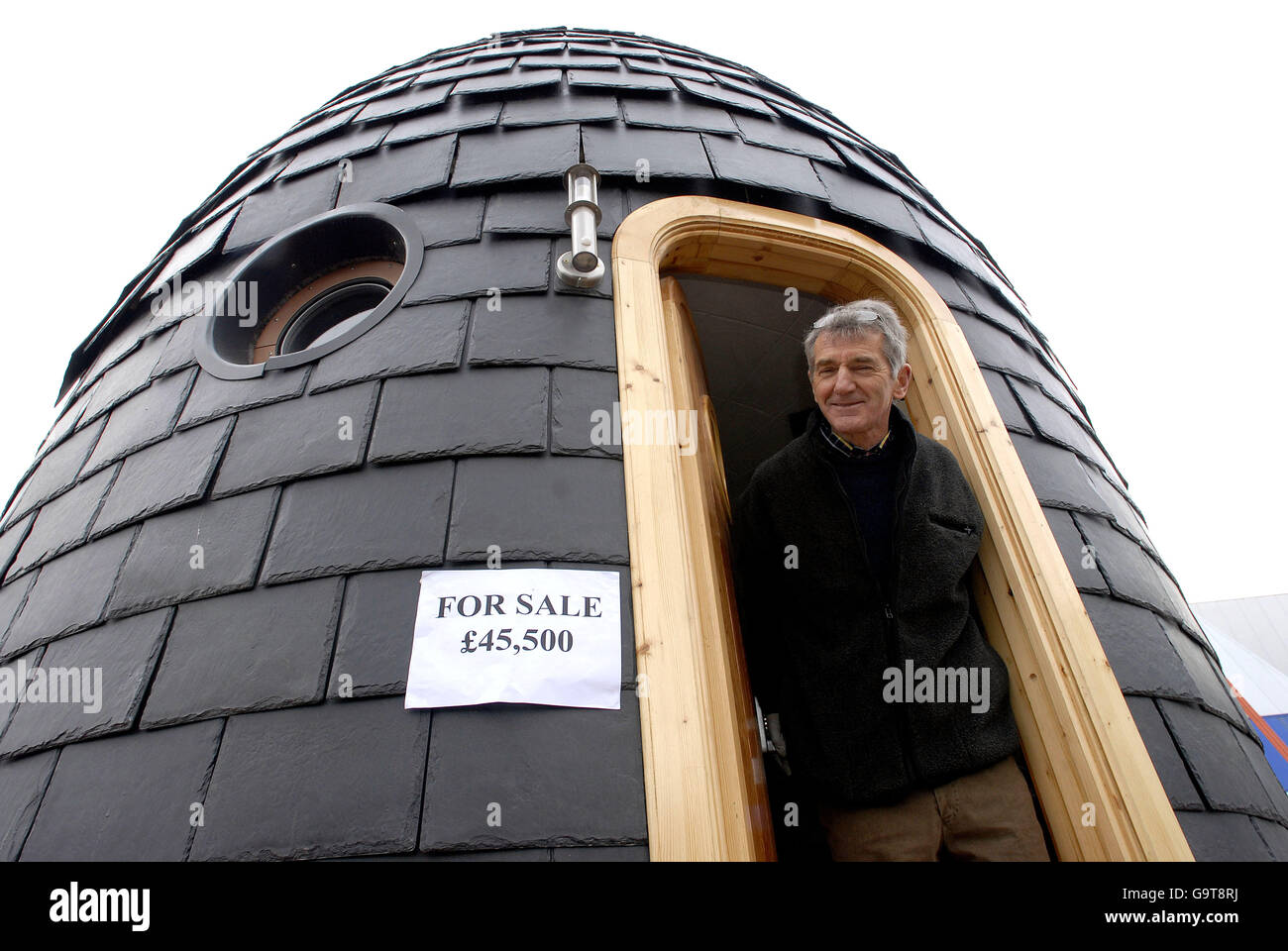 CO2-Ökonomie alternatives Leben. Ein umweltfreundlicher, zweistöckiger EcoPod, der von Aiden Quinn (im Bild) der Firma Ecopod Homes entworfen wurde. Stockfoto