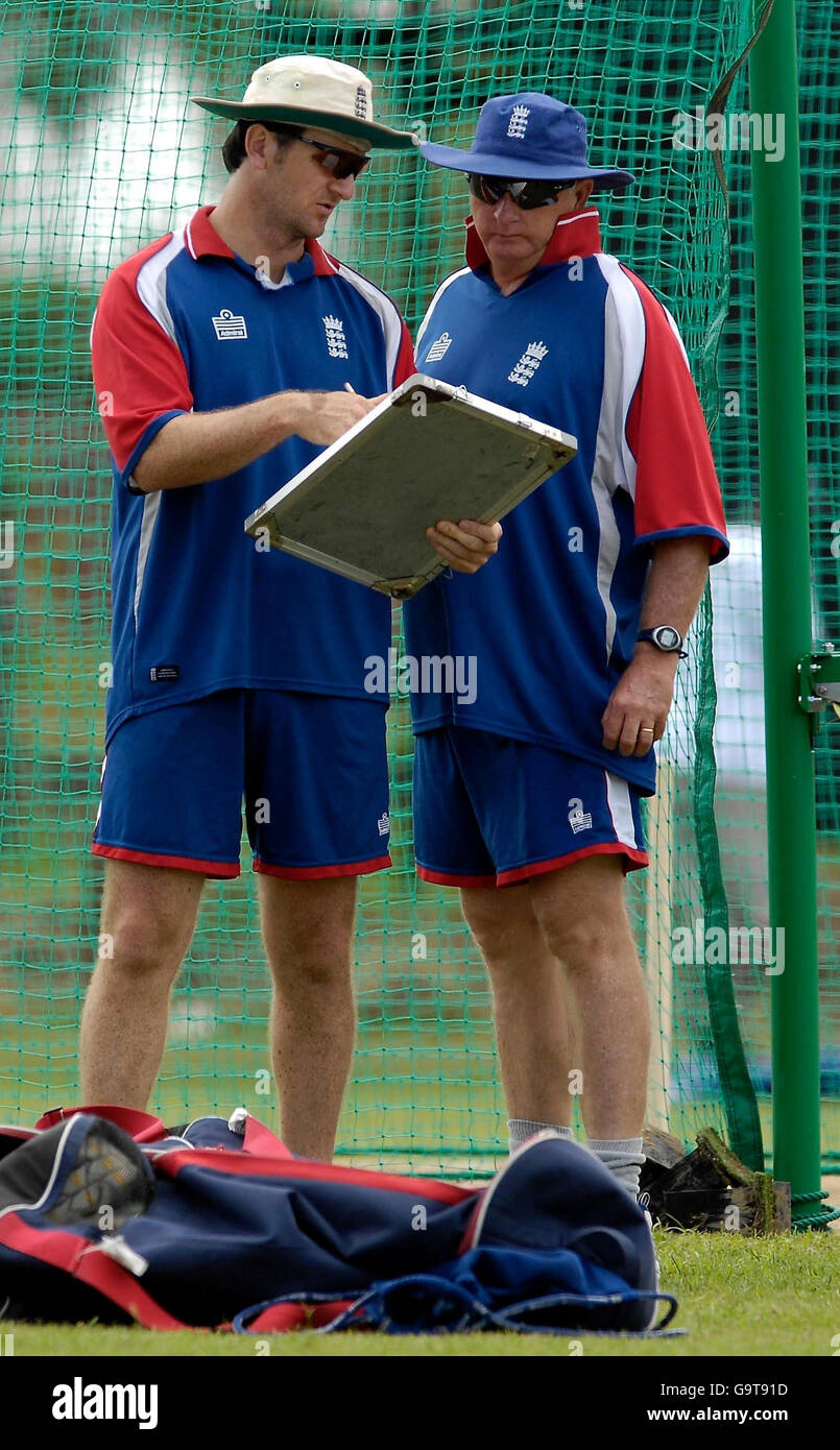 Cricket - ICC Cricket World Cup 2007 - England Practice Session - Guyana. Englands Kevin Shine (links) mit Trainer Duncan Fletcher während einer Nets-Trainingseinheit im Everest Cricket Club, Georgetown, Guyana. Stockfoto