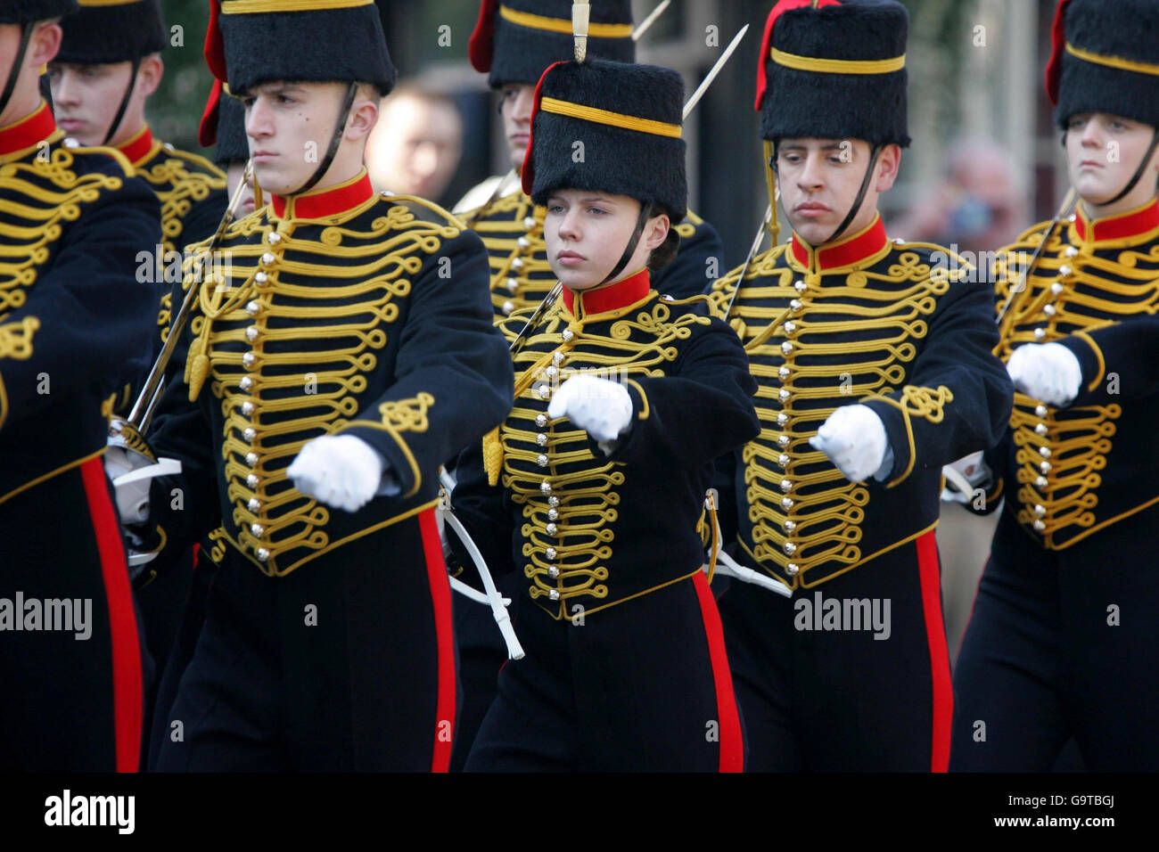 Eine der ersten Soldatinnen (Mitte), die Wache in Windsor Casle aufsteigen, marschiert mit der Königstruppe Royal Horse Artillery in das Schloss ein. Stockfoto