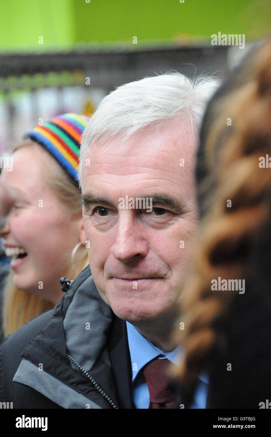 Arbeitspartei Schatten Kanzler, John Mcdonall, unterstützen seine Studenten, wütend auf die Tory-Regierung Schnitt zu Studiengebühren. Stockfoto