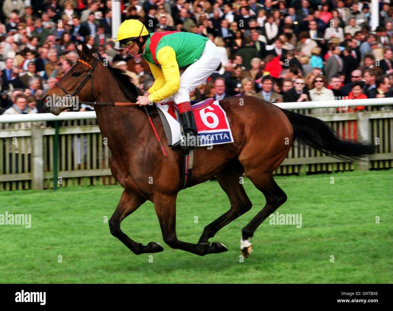 Pferderennen - Newmarket Sagitta Festival - Sagitta 1000 Guineas Stakes. John Reid auf Dora Carrington Stockfoto