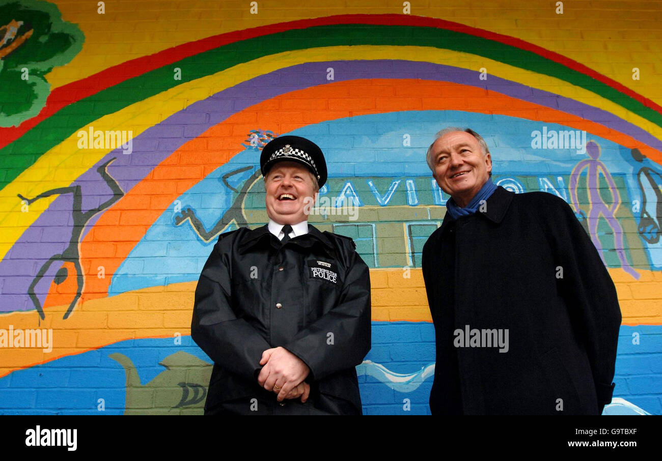 Metropolitan Police Commissioner Sir Ian Blair und der Londoner Bürgermeister Ken Livingstone im Hillside Community Center auf dem neu renovierten Stonebridge Park Estate. Stockfoto