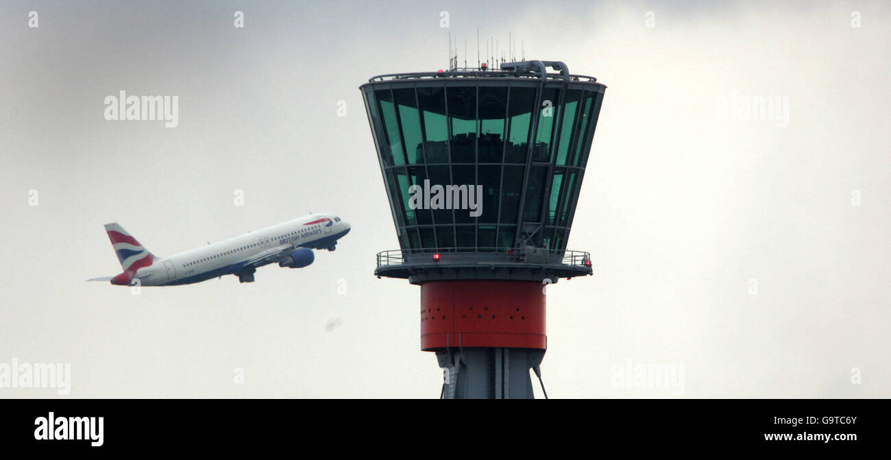 British Airways geht der neue Kontrollturm am Flughafen Heathrow aufgrund der Betrieb Ende April 2007 ist. Stockfoto