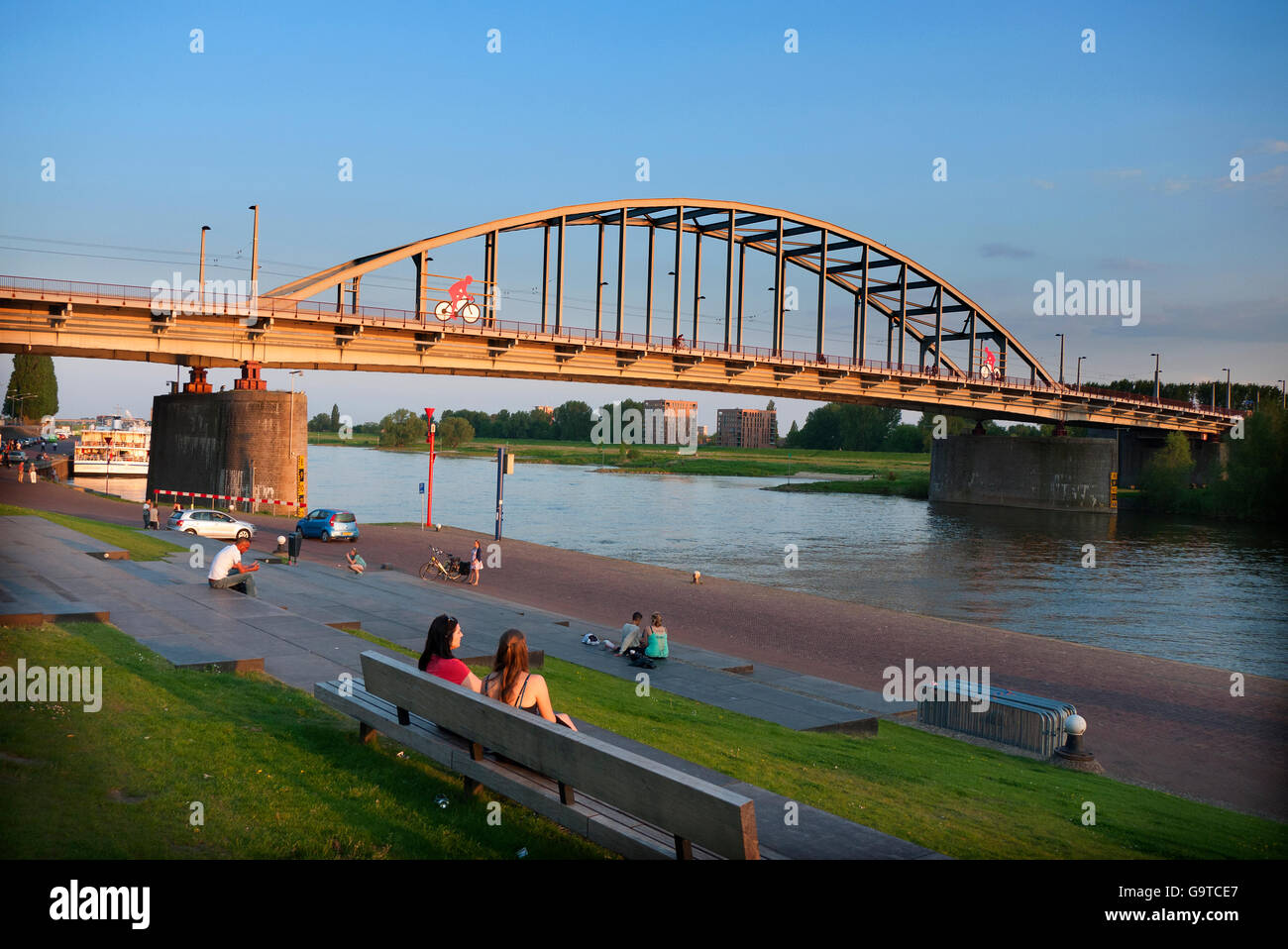 Die Brücke von Arnheim, die Überquerung des Flusses Nederrijn in Holland. Stockfoto