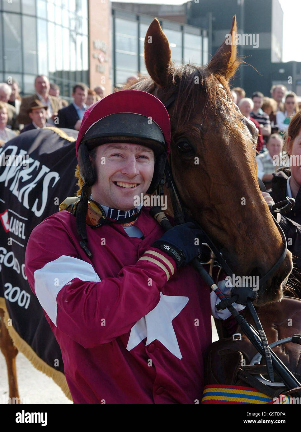 David Casey, Jockey von One Cool Cookie, nach dem Gewinn des Powers Gold Cup auf der Fairyhouse Racecourse. Stockfoto