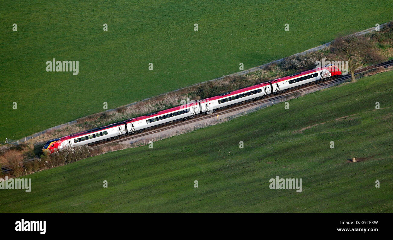 Bestand ausbilden. Der Virgin Inter City Zug fährt durch Worcestershire. Stockfoto