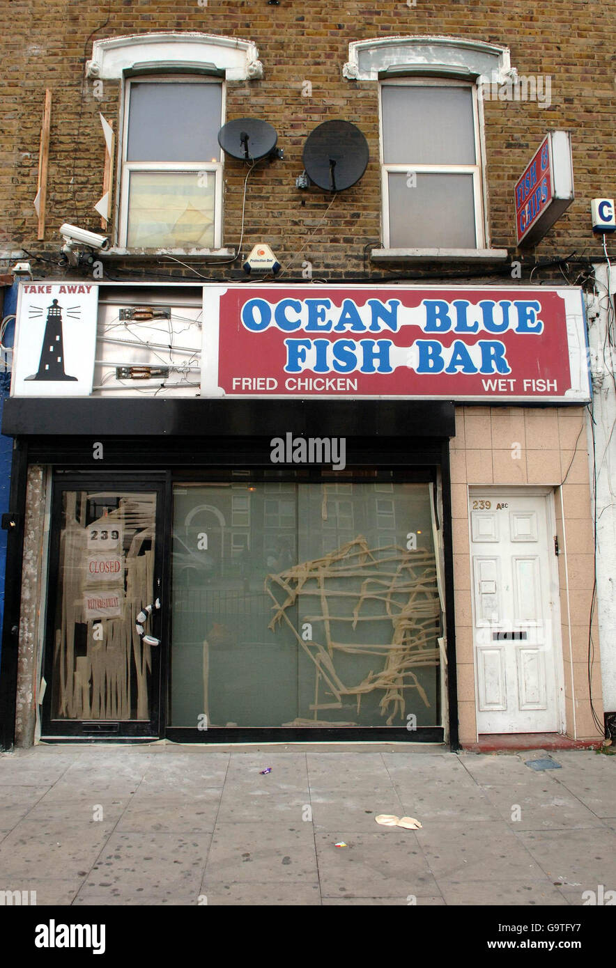 Die Fischbar Ocean Blue an der Barking Road in Plaistow, im Osten Londons, wo gestern gegen 23.30 Uhr ein 14-jähriger Junge bei einem Drive-by-Schießen in den Hals geschossen wurde. Stockfoto