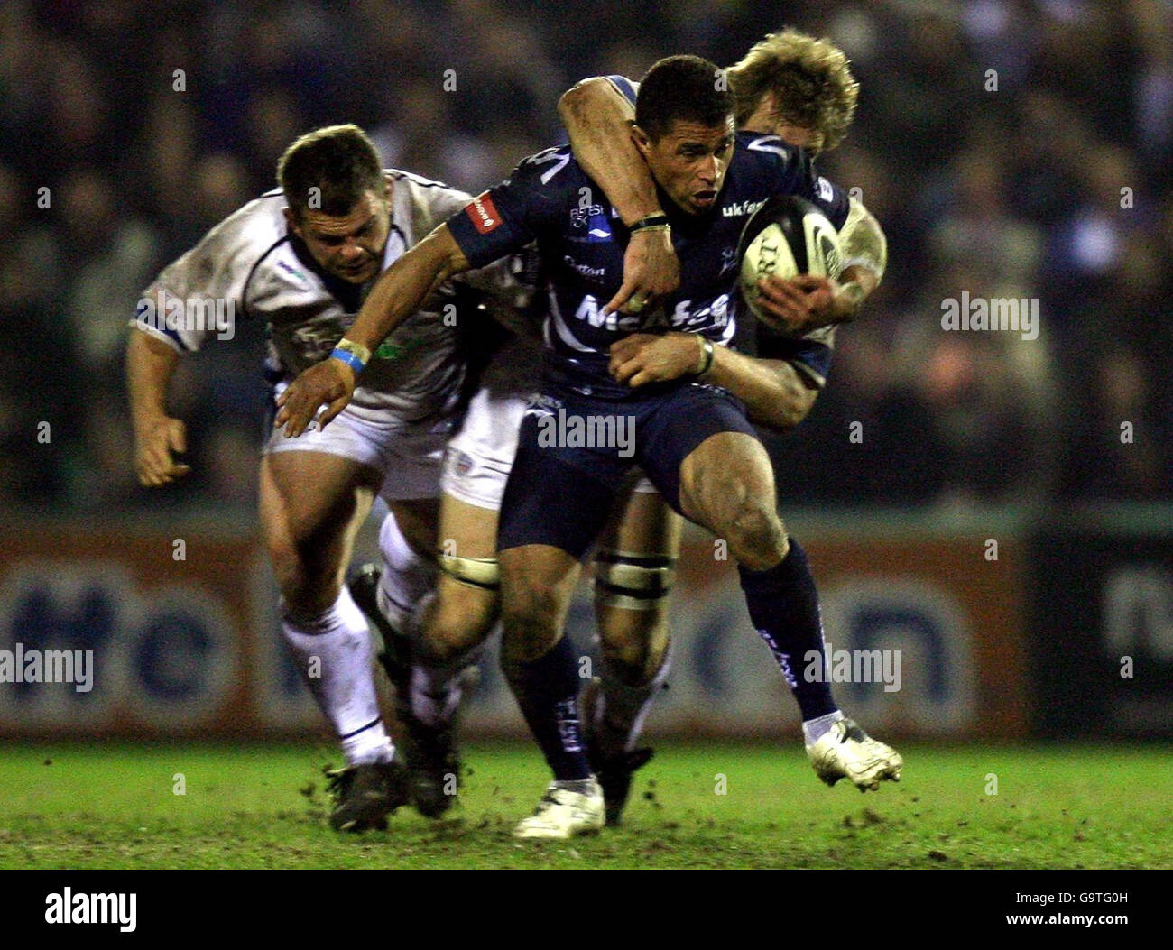 Jason Robinson von Sale (vorne) versucht, die Verteidigung von Bath während des Guinness Premiership-Spiels im Edgely Park, Stockport, zu durchbrechen. Stockfoto