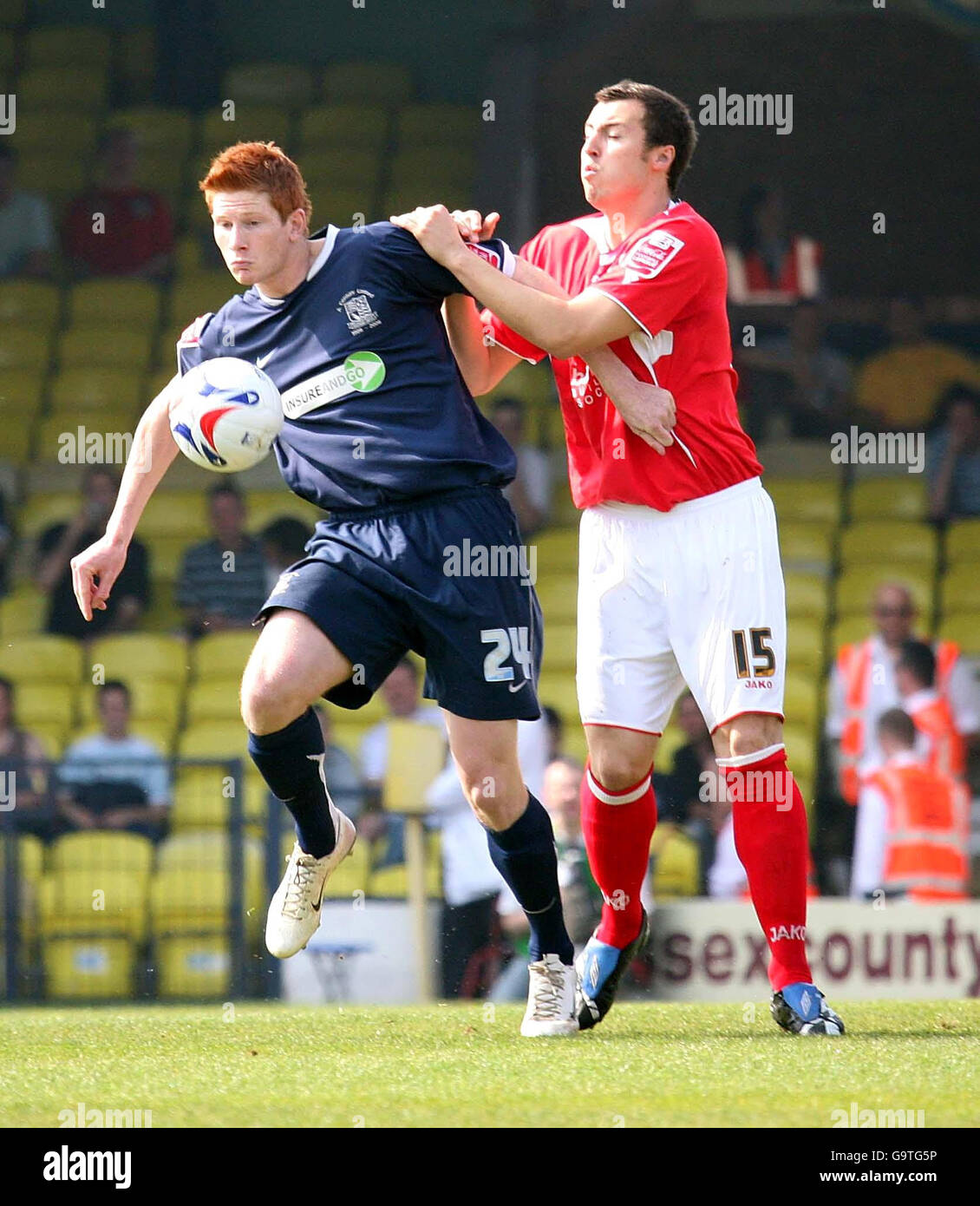 Matt Harrold von Southend (links) und Anthony Kay von Barnley kämpfen beim Coca-Cola Football Championship-Spiel im Roots Hall Stadium, Southend, um den Ball. Stockfoto