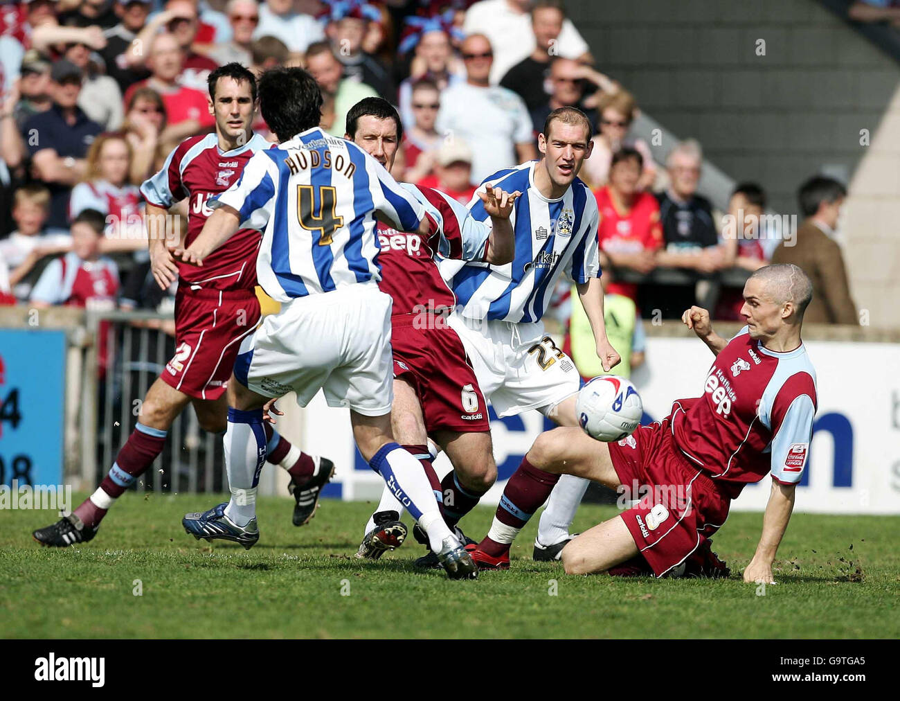 Jim Goodwin von Scunthorpe (rechts) lässt sich während des Coca-Cola Football League One-Spiels im Glanford Park, Scunthorpe, gegen Mark Hudson von Huddersfield (Mitte) anstellen. Stockfoto