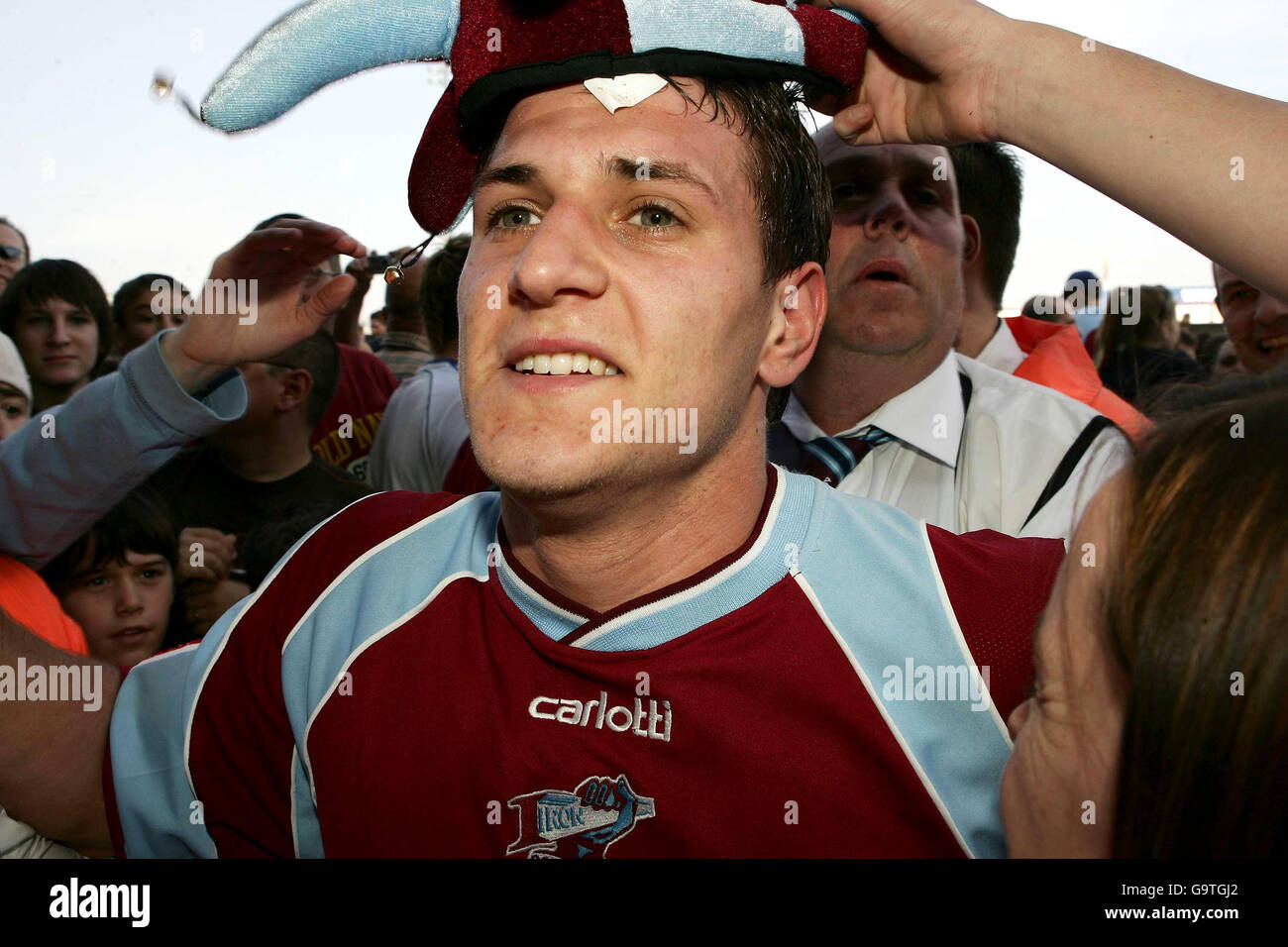 Scunthorpe Torschütze Billy Sharp wird beim letzten Pfiff der Coca-Cola Football League One Partie im Glanford Park, Scunthorpe, verjammt. Stockfoto