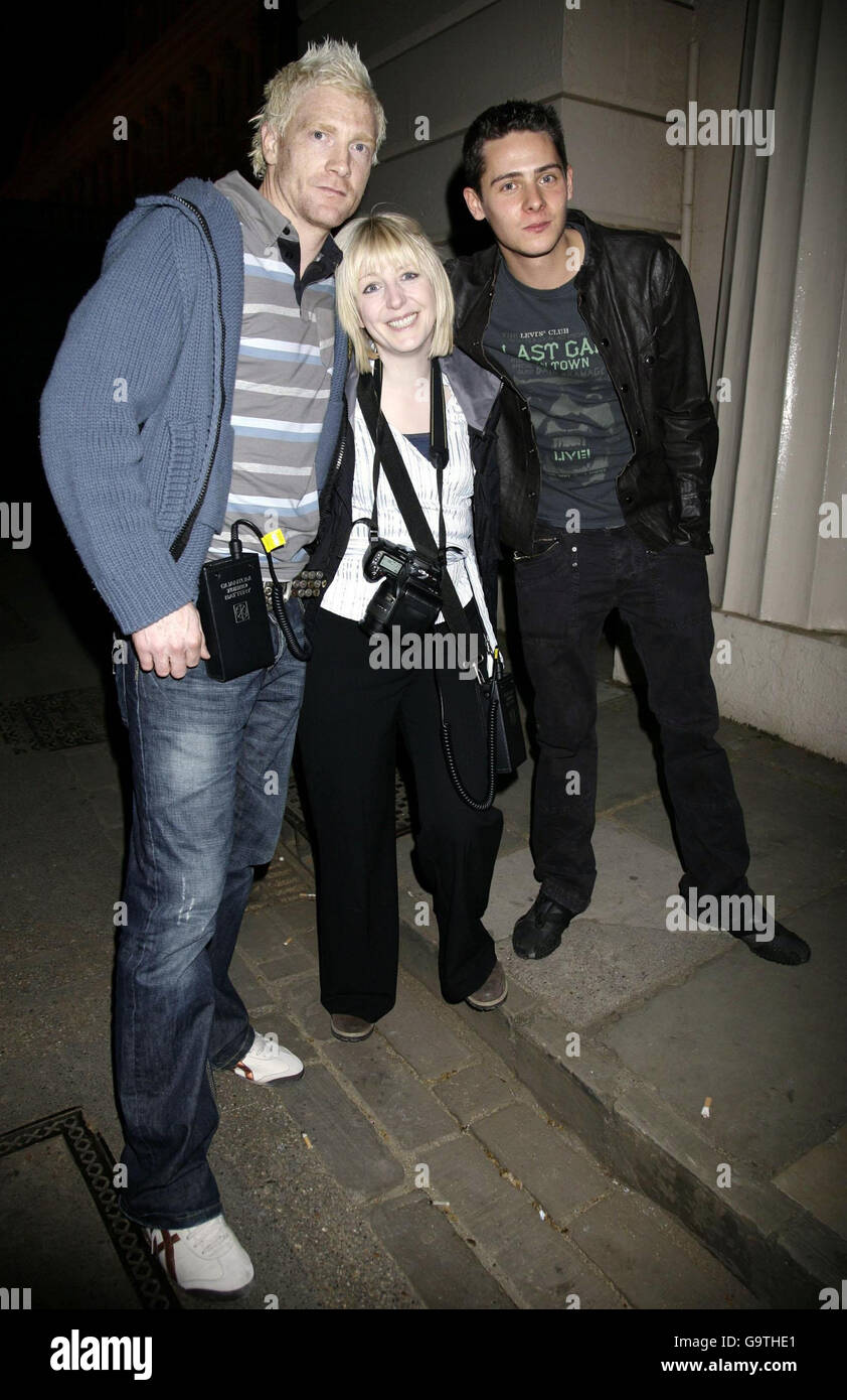 Die Teilnehmer der tv-Reality-Show „Deadline“ (L-R) Ewan Thomas und Yvette Fielding mit dem ehemaligen EastEnder-Star Chris Parker bei der O2 Undiscovered 2007 Final Party im ICA im Zentrum von London. Stockfoto
