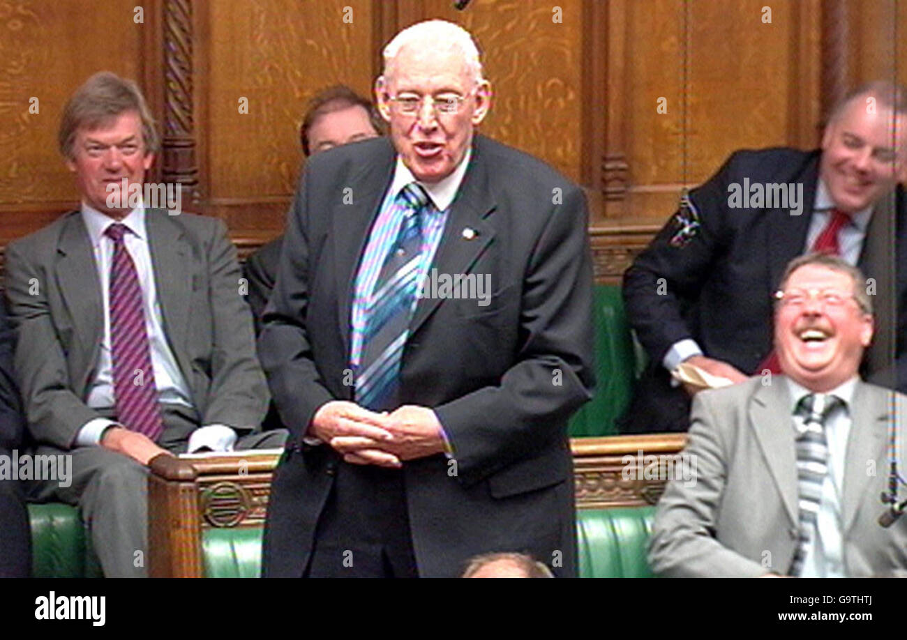 DUP-Führer Rev Ian Paisley spricht während der Fragen des Premierministers im Unterhaus, London. Stockfoto