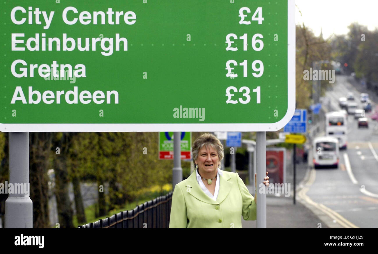 Annabel Goldie, die Vorsitzende der schottischen Konservativen, steht bei einem Wahlkampfbesuch auf der Great Western Road in Glasgow vor einem gefälschten Straßenschild. Stockfoto