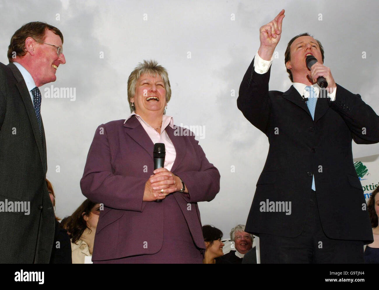 (Von links nach rechts); der ehemalige Führer der Ulster Unionist und der neue Tory-Peer Lord Trimble und die schottische konservative Führerin Annabel Goldie lachen als konservativer Parteivorsitzender David Cameron bei einem Treffen in Gretna Green. Stockfoto