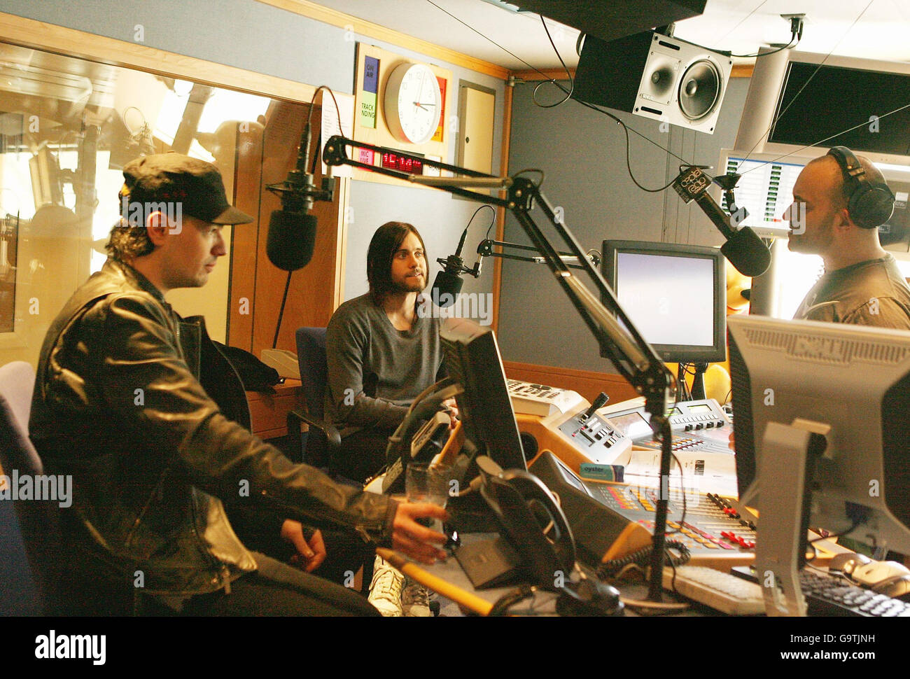 Tomo Milicevic (links) und Jared Leto (Mitte) interviewten im Capital Radio im Zentrum von London ihre Band 30 Sekunden auf Mars mit Drive Time DJ Lucio. Stockfoto