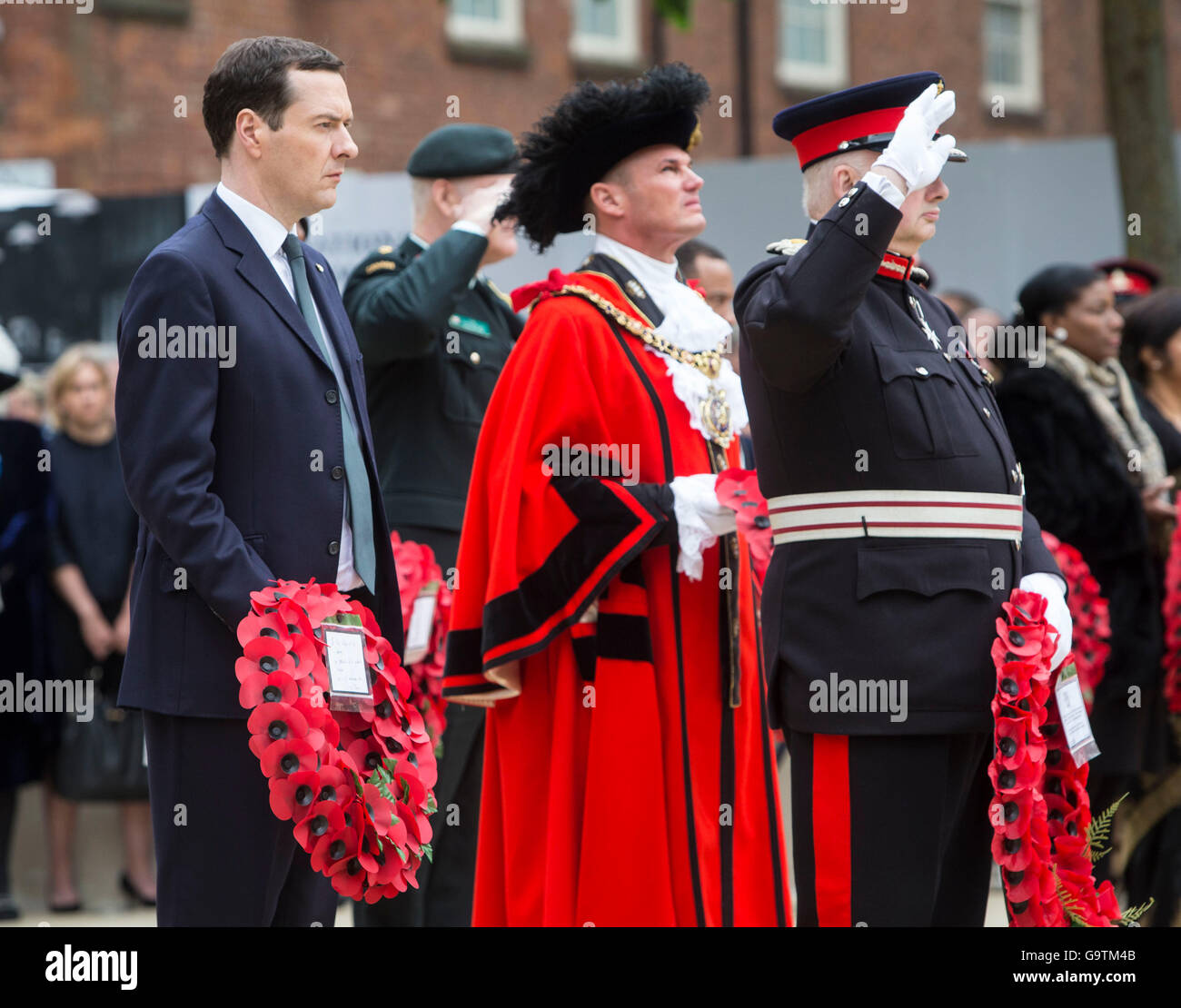 Kanzler George Osborne (links) bereitet sich auf eine Fülle an der Kenotaph in St Peter es Square, Manchester, legen wo eine Gedenkfeier abgehalten wird, anlässlich der 100. Jahrestag des Beginns der Schlacht an der Somme. Stockfoto