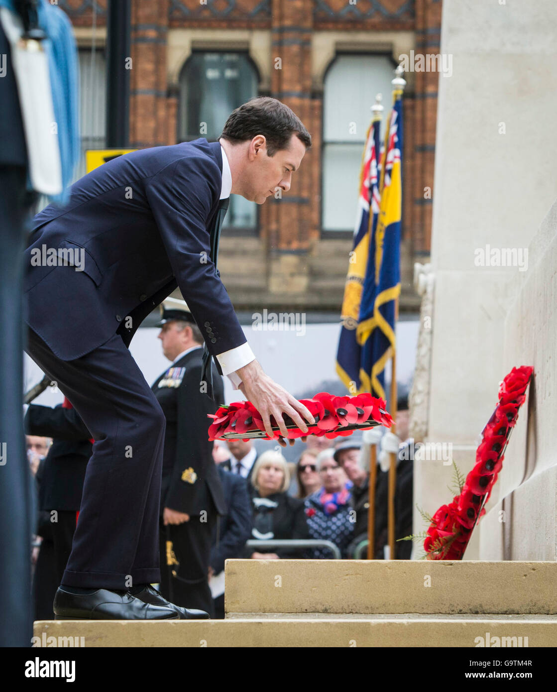 Kanzler George Osborne legt eine Fülle an der Kenotaph in St Peter es Square, Manchester, wo eine Gedenkfeier abgehalten wird, anlässlich der 100. Jahrestag des Beginns der Schlacht an der Somme. Stockfoto