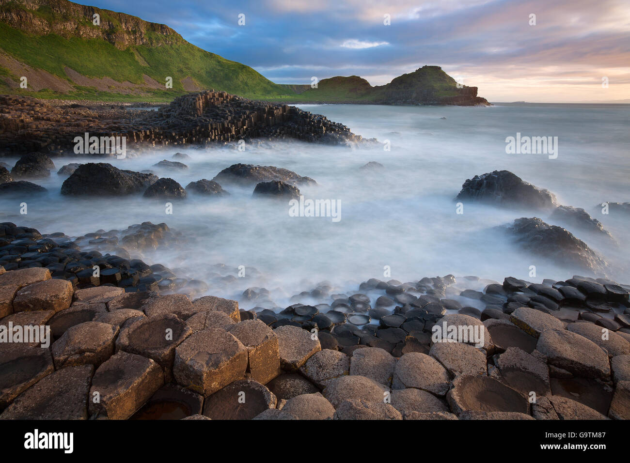 Die Giants Causeway in der Grafschaft Antrim in Nordirland. Ein UNESCO-Weltkulturerbe. Stockfoto